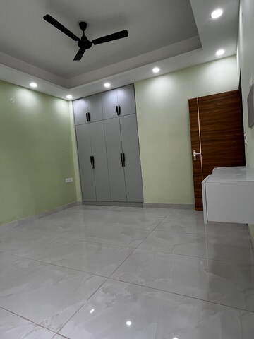 Room in 3 BHK Builder Floor at SS Southend Floors, South City 2 – for Rent