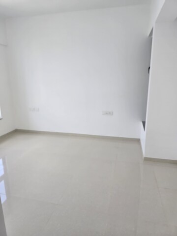 Room in 2 BHK Apartment at Kalpataru Immensa, Kolshet Road – for Rent