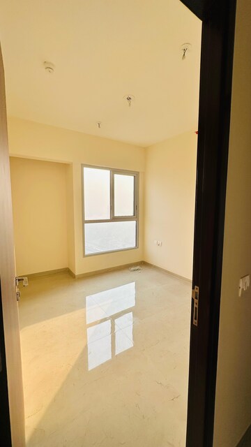 Room in 2 BHK Apartment at Piramal Vaikunth, Balkum Pada – for Rent