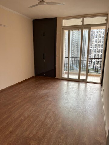 Room in 3 BHK Apartment at Amrapali Golf Homes, Sector 4 Greater Noida – for Rent