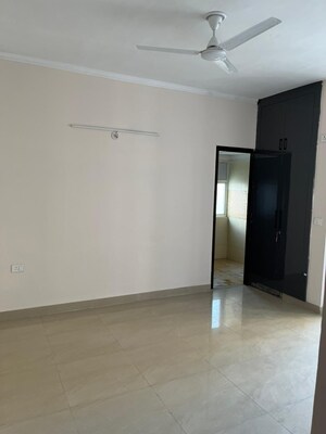 Room in 2.5 BHK Apartment at Amrapali Golf Homes, Sector 4 Greater Noida – for Sale