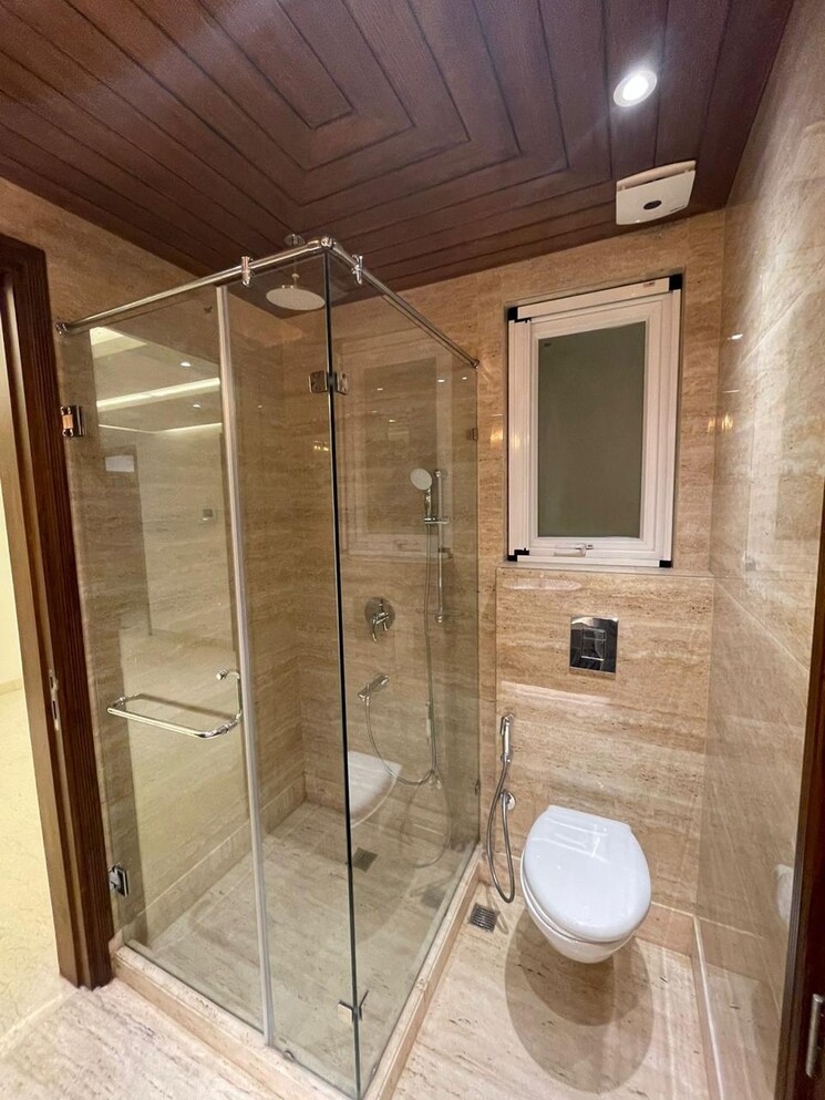 Bathroom, safdarjung enclave 3 Bedroom 2000 Sq.Ft. Builder Floor In Safdarjung Enclave Delhi 8846285