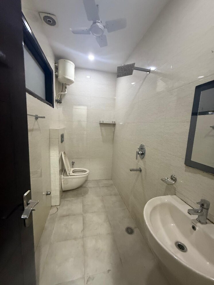 Bathroom, kalkaji 2 Bedroom 100 Sq.Yd. Builder Floor In Kalkaji Delhi 8846345