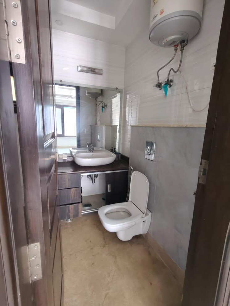 Bathroom, greater kailash part 3 3 Bedroom 1850 Sq.Ft. Builder Floor In Greater Kailash Part 3 Delhi 8846362