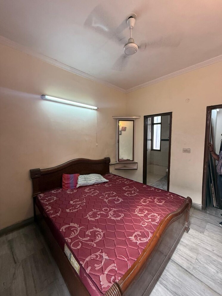 Bedroom, chittaranjan park 3 Bedroom 1600 Sq.Ft. Builder Floor In Chittaranjan Park Delhi 8846390