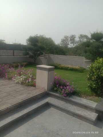 Balcony in 6+ BHK Builder Floor at Panchsheel Park – for Rent