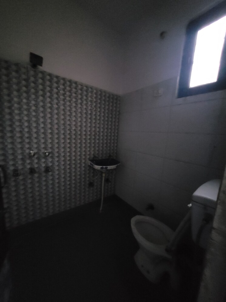 Bathroom, dilshad garden 2 Bedroom 800 Sq.Ft. Builder Floor In Dilshad Garden Delhi 8846532