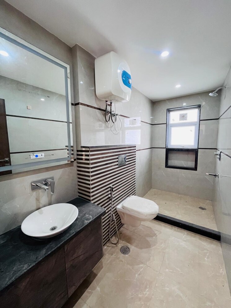 Master Bedroom, smart-world-gems 3 Bedroom 1423 Sq.Ft. Apartment In Sector 89 Gurgaon 8846559