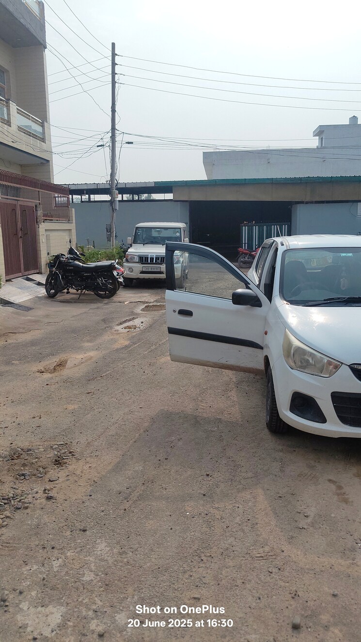  Parking, parbhat road 2 Bedroom 110 Sq.Yd. Villa In Parbhat Road Zirakpur 8846592