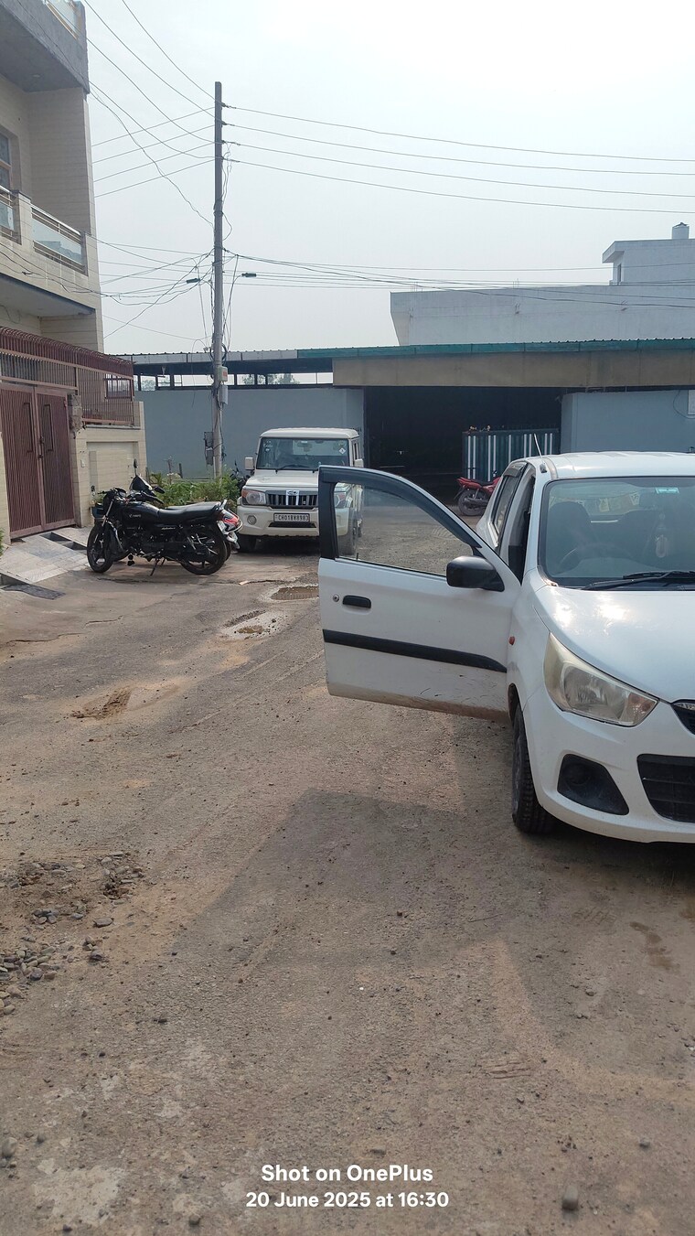  Parking, parbhat road 2 Bedroom 110 Sq.Yd. Villa In Parbhat Road Zirakpur 8846592