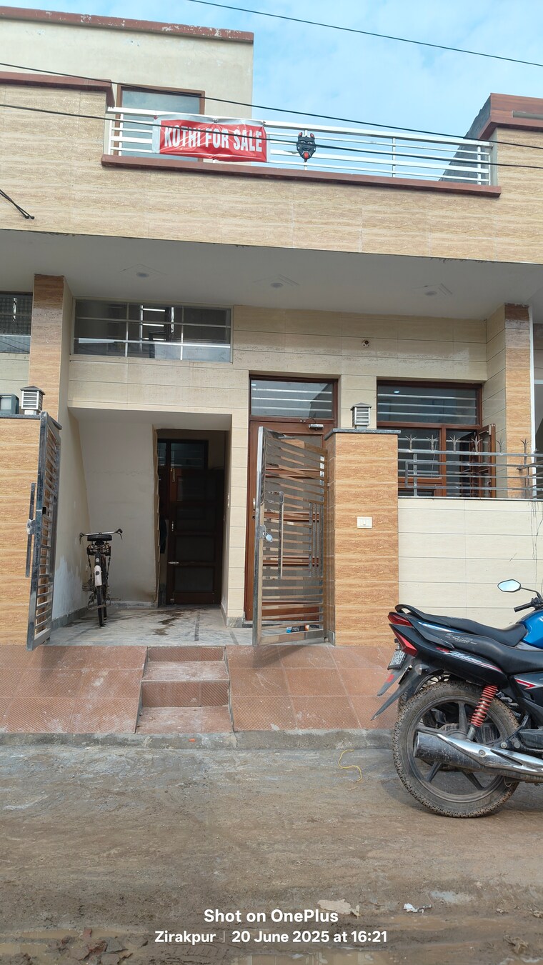  Parking, parbhat road 2 Bedroom 69 Sq.Yd. Villa In Parbhat Road Zirakpur 8846594