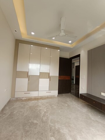 Room in 3 BHK Apartment at Sunder Apartment, Paschim Vihar – for Rent