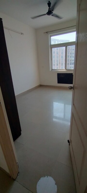 Room in 2.5 BHK Apartment at Rohtas Plumeria, Gomti Nagar – for Rent