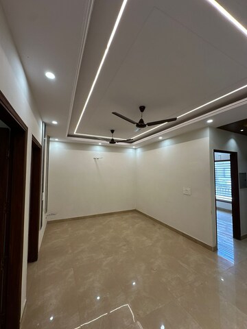 Room in 3 BHK Builder Floor at Omaxe Silver Birch, North Mullanpur – for Rent