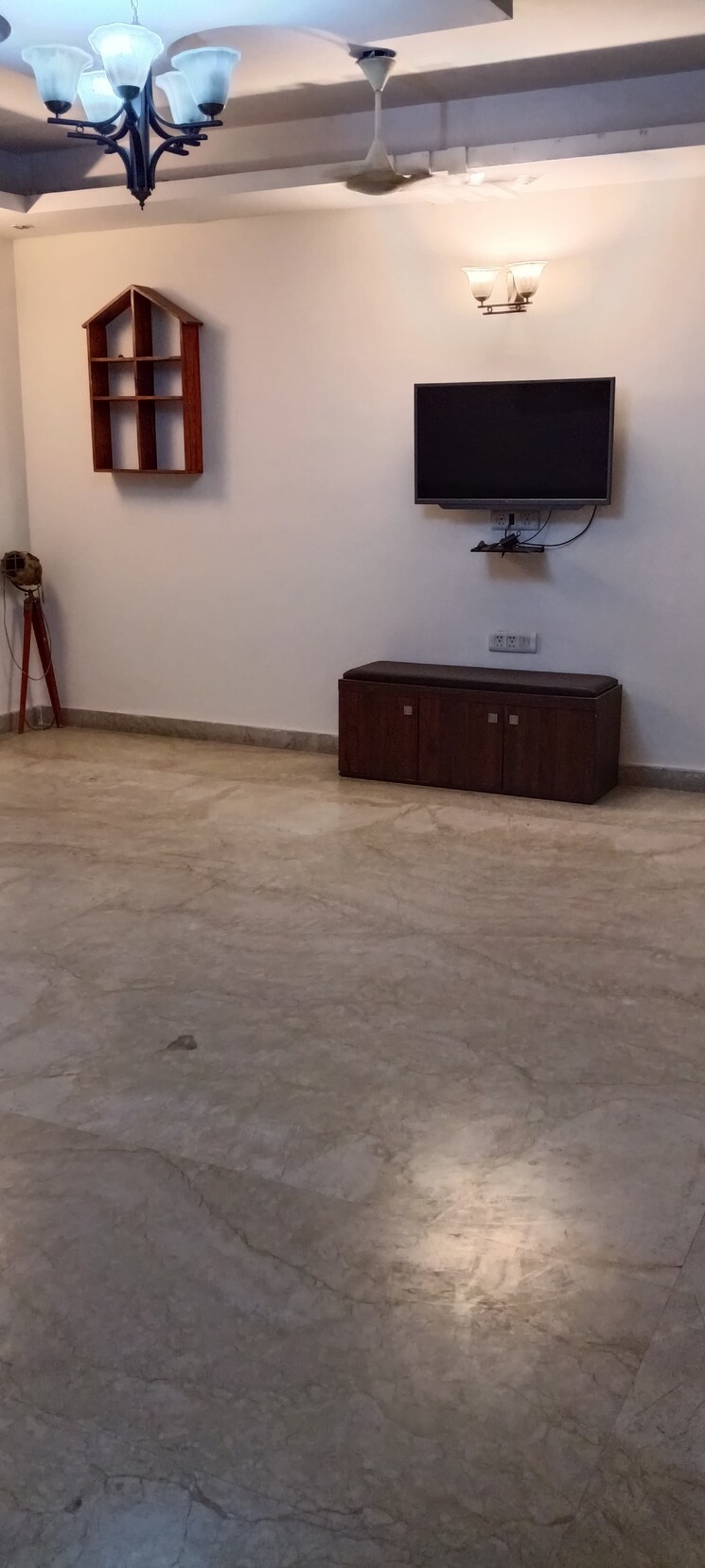  Parking, east-of-kailash-block-b-rwa 2 Bedroom 250 Sq.Yd. Builder Floor In East Of Kailash Delhi 8846755