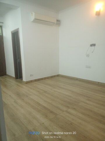 Room in 5 BHK Villa at Omaxe Designer Villas Mayfield Garden, Sector 51 – for Rent