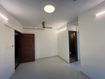 2 BHK Apartment For Rent in Shapoorji Pallonji Epsilon, Kandivali East