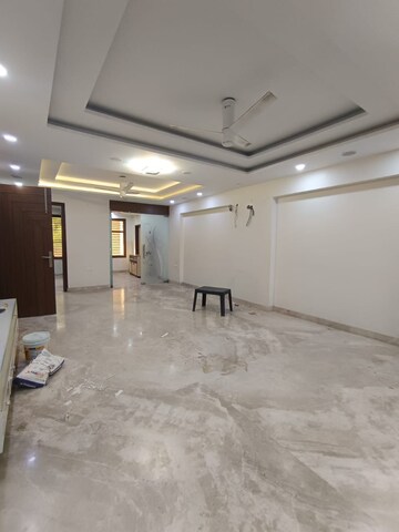 Room in 3 BHK Apartment at Sunder Apartment, Paschim Vihar – for Rent