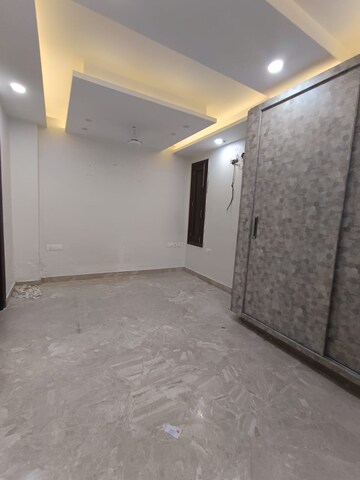 Room in 3 BHK Apartment at Sunder Apartment, Paschim Vihar – for Rent