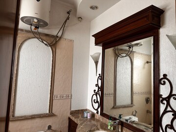Furnished Amenities in 3 BHK Builder Floor at Panchsheel Park – for Sale