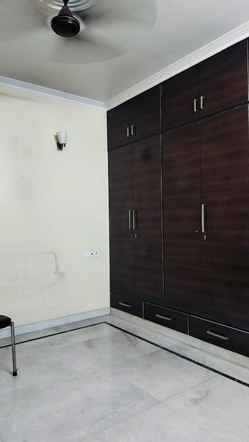 Room in 2 BHK Apartment at Anuradha Apartments CGHS, Paschim Vihar – for Rent