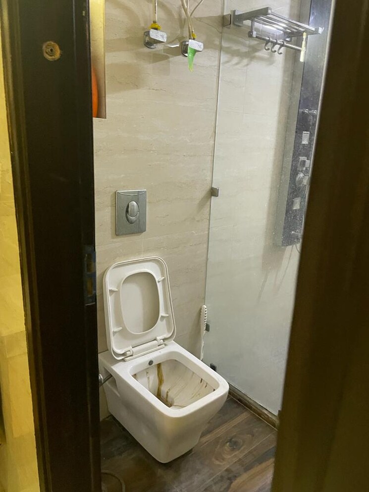 Bathroom, madhur-apartment 2 Bedroom 1000 Sq.Ft. Apartment In Paschim Vihar Delhi 8847149