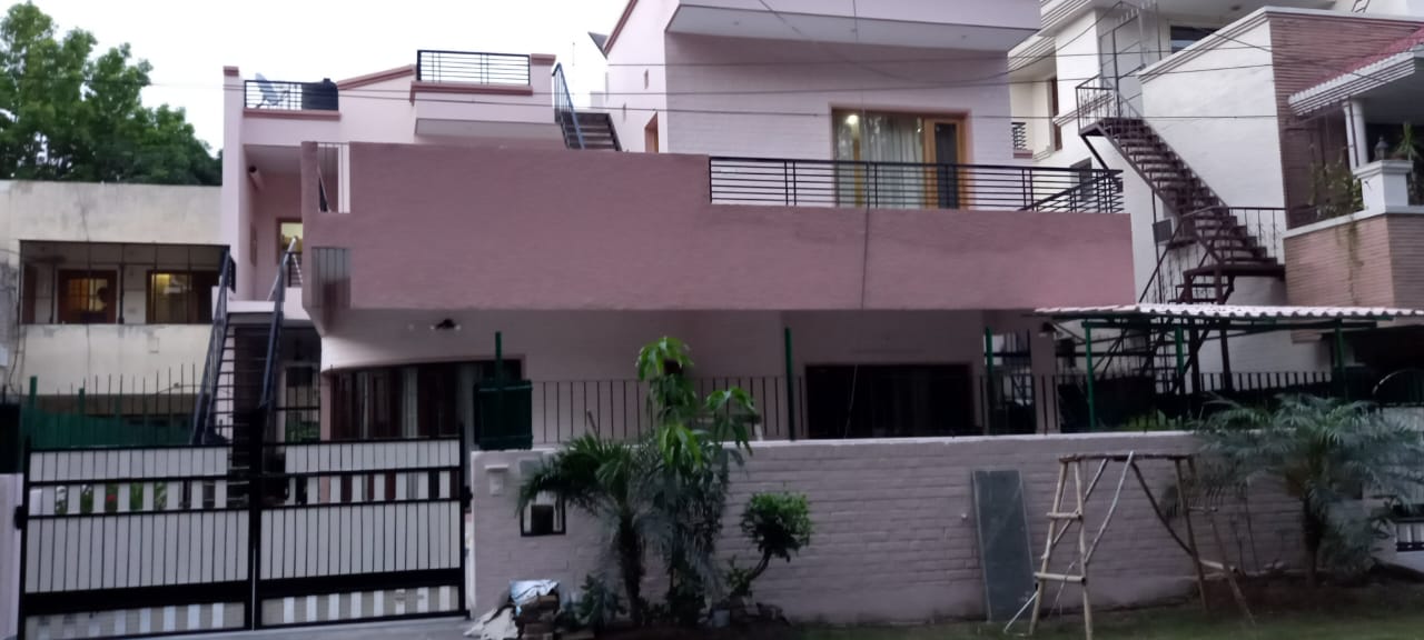 3 BHK + Servant Room Independent House For Rent in Sector 28