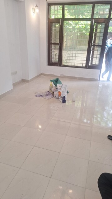 Room in 3 BHK Apartment at Vasant Kunj – for Rent