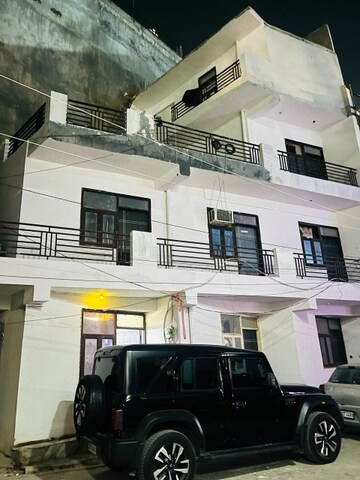 Master Bedroom in 2 BHK Builder Floor at Saket – for Rent