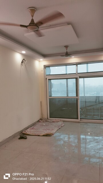 Room in 3 BHK Apartment at Sarvottam KSN Square, Vasundhara Sector 3 – for Rent