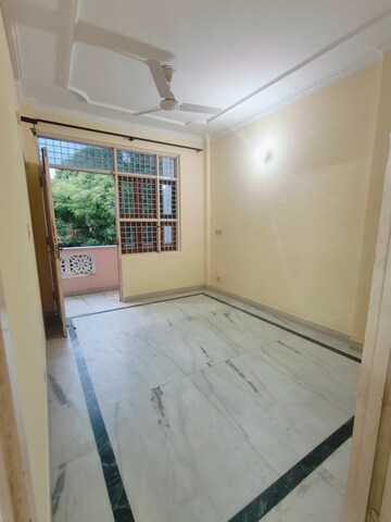 Room in 1 BHK Builder Floor at Sushant Vyapaar Kendra, Sector 43 – for Rent