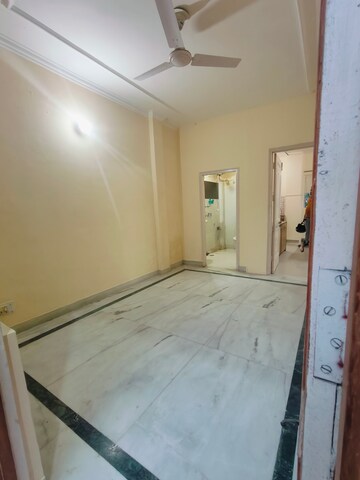 Room in 1 BHK Builder Floor at Sushant Vyapaar Kendra, Sector 43 – for Rent