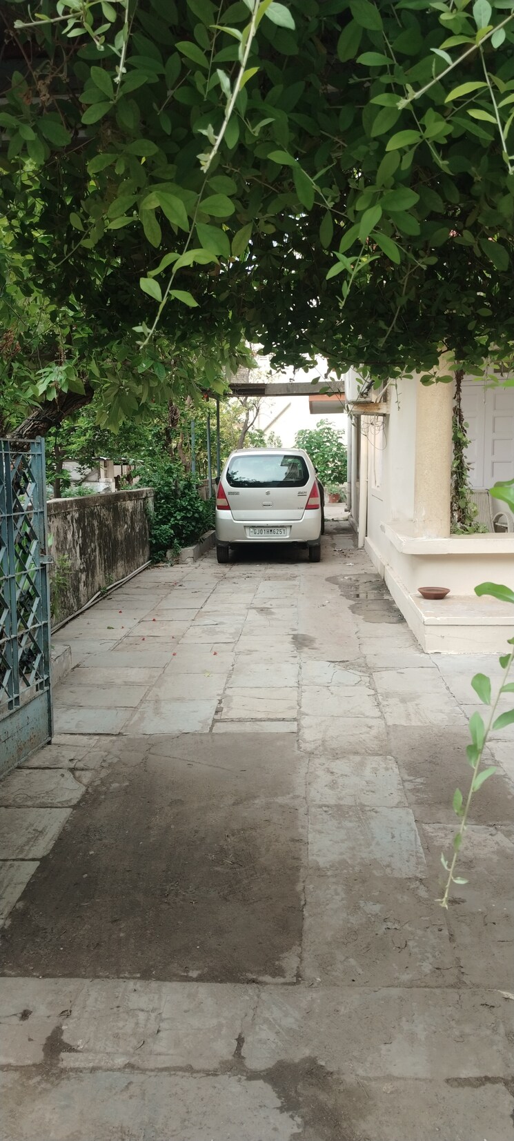  Parking, navrangpura 4 Bedroom 2800 Sq.Ft. Villa In Navrangpura Ahmedabad 8847403