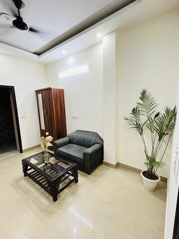 Living Room in 1 BHK Builder Floor at Sushant Vyapaar Kendra, Sector 43 – for Rent
