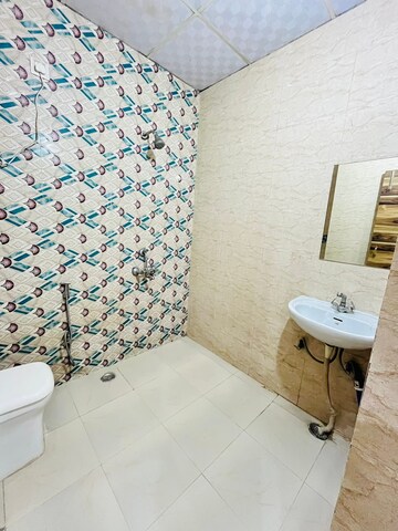 Bathroom in 1 BHK Builder Floor at Sushant Vyapaar Kendra, Sector 43 – for Rent