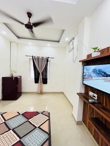 Bedroom in 1 BHK Builder Floor at Sushant Vyapaar Kendra, Sector 43 – for Rent