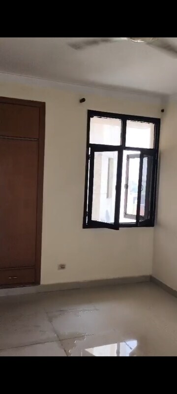 Room in 2.5 BHK Apartment at Purvanchal Silver City, Sector 93 – for Rent