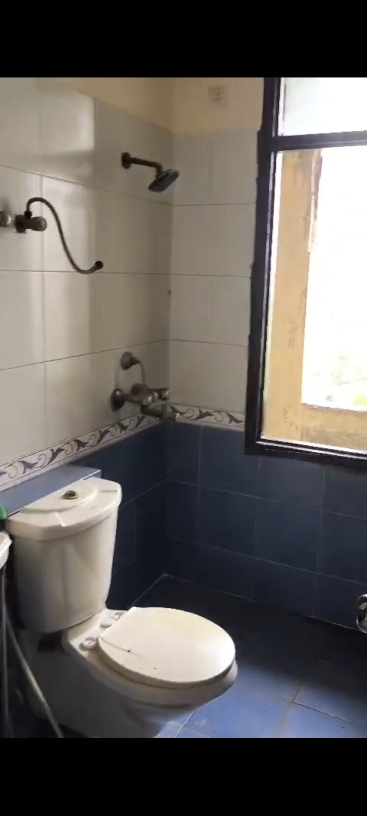 Bathroom, purvanchal-silver-city 2.5 Bedroom 1135 Sq.Ft. Apartment In Sector 93 Noida 8847450