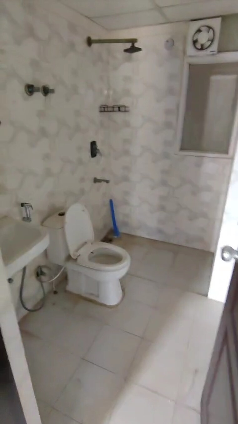 Bathroom, sethi-max-royale 2.5 Bedroom 1105 Sq.Ft. Apartment In Sector 76 Noida 8847476