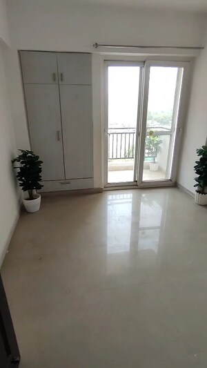 Room in 2.5 BHK Apartment at Sethi Max Royale, Sector 76 – for Sale