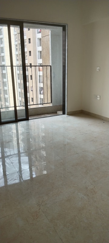 Room in 2 BHK Apartment at Sunteck Maxxworld, Tivri – for Rent