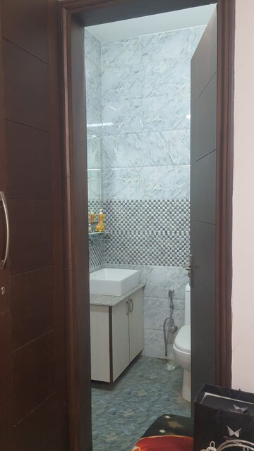 Bathroom in 3 BHK Builder Floor at Unitech Singleton Floors South City, Sector 50 – for Sale