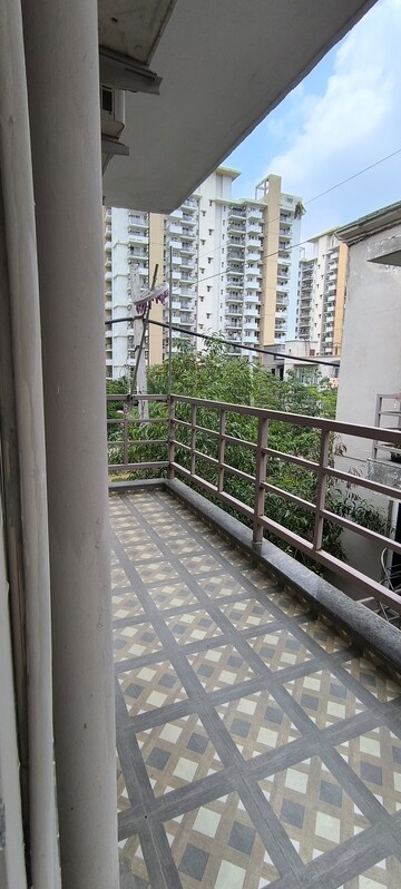 Balcony in 3 BHK Builder Floor at BPTP Amstoria, Sector 102 – for Rent