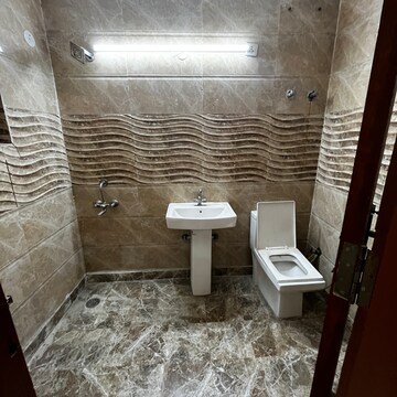 Bathroom in 4 BHK Builder Floor at Ashoka Enclave Faridabad, Ashoka Enclave – for Rent