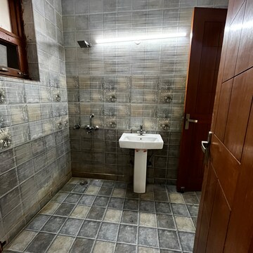 Bathroom in 4 BHK Builder Floor at Ashoka Enclave Faridabad, Ashoka Enclave – for Rent