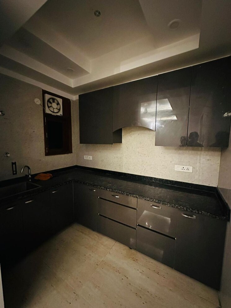 Kitchen, pamposh enclave 3 Bedroom 250 Sq.Yd. Builder Floor In Pamposh Enclave Delhi 8848061