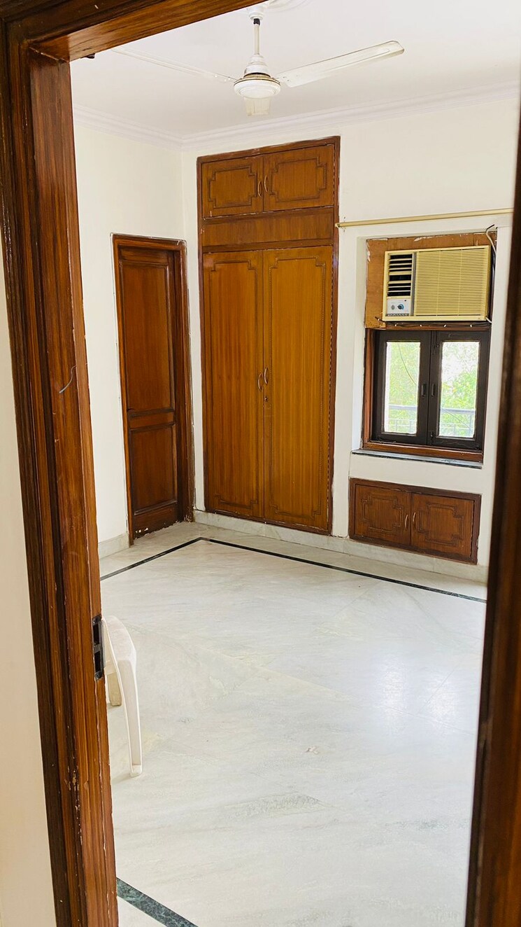 Room, pamposh enclave 2 Bedroom 250 Sq.Yd. Builder Floor In Pamposh Enclave Delhi 8848081