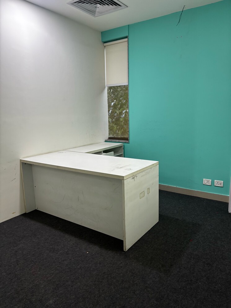 Team Area, beaver-the-corenthum Commercial Office Space 1132 Sq.Ft. In Wazidpur Noida 8848102