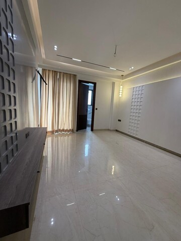 Building Lobby in 4 BHK Builder Floor at Ansal API Esencia, Sector 67 – for Sale