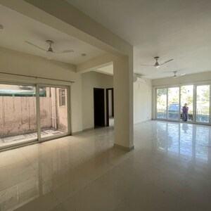 Room in 3 BHK Builder Floor at BPTP Amstoria, Sector 102 – for Sale